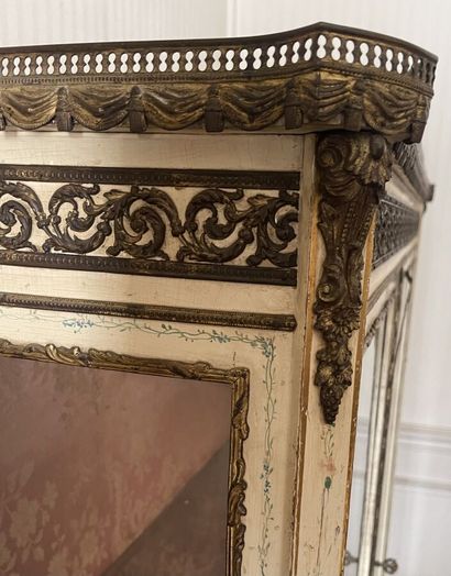 Meuble vitrine de style Louis XVI ouvrant...