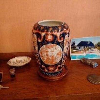 Vase en porcelaine à décor Imari.
Japon
Hauteur:...