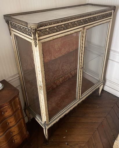 Meuble vitrine de style Louis XVI ouvrant...