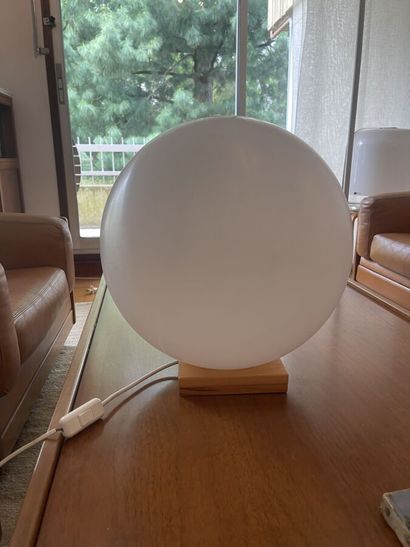 Lampe boule blanche
Hauteur : 40 cm

Tous...