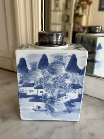 Boite à thé en porcelaine blanc et bleu.
Hauteur...