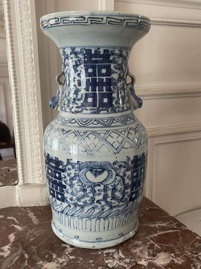 Potiche de forme balustre en porcelaine de...
