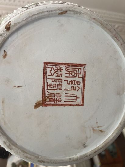 Un vase cache pot
Hauteur : 21 cm

Tous les...