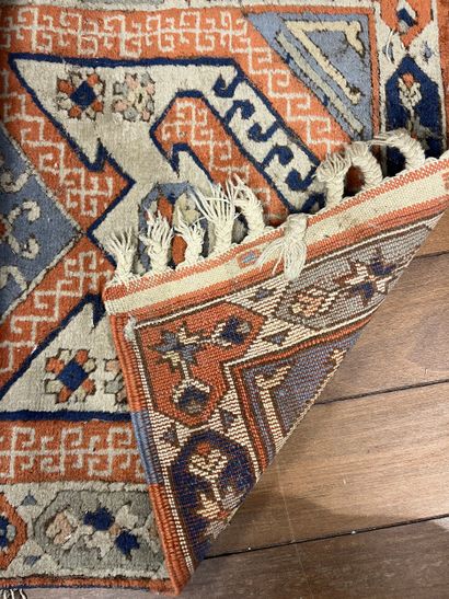 Lot de sept tapis en laine.

Tous les objets...