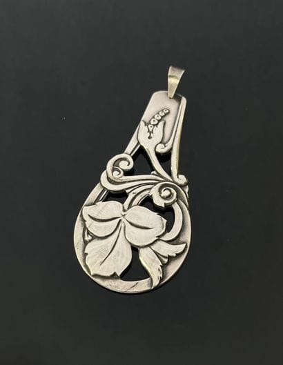 Pendentif en métal argenté représentant une...