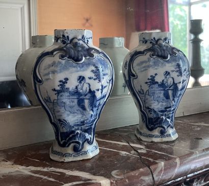 Deux vases en faïence de Delft à décor d'un...