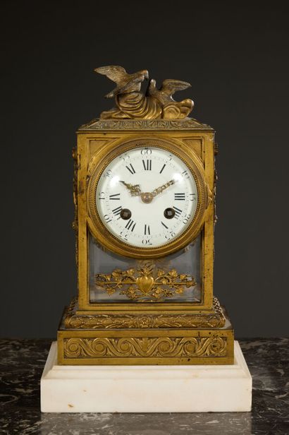Pendule borne en bronze doré sur une base...