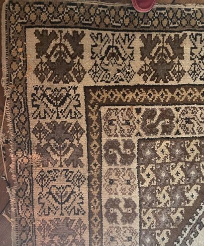 Lots de six tapis usagés à décor de réserve
(manques)

Tous...