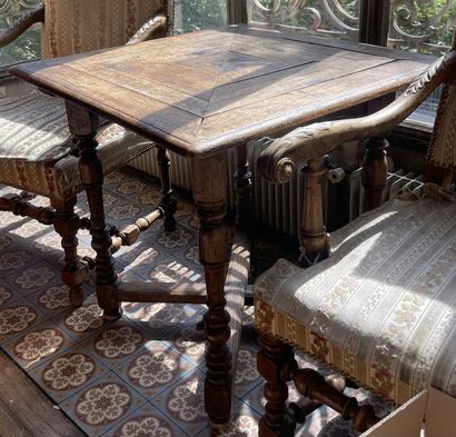 Une table en bois 
70 x 75 x 75 cm

Tous...