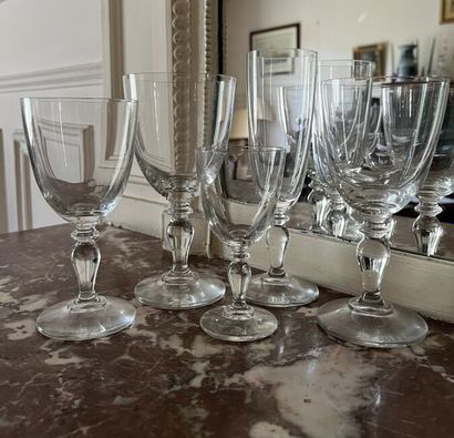 Service de verres à pieds en cristal comprenant...