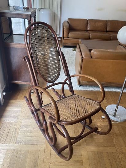 Fauteuil à bascule en bois dans le style...