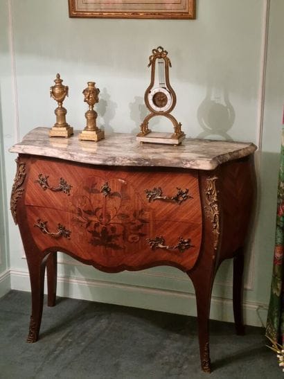 Commode de style Louis XV en bois de placage....