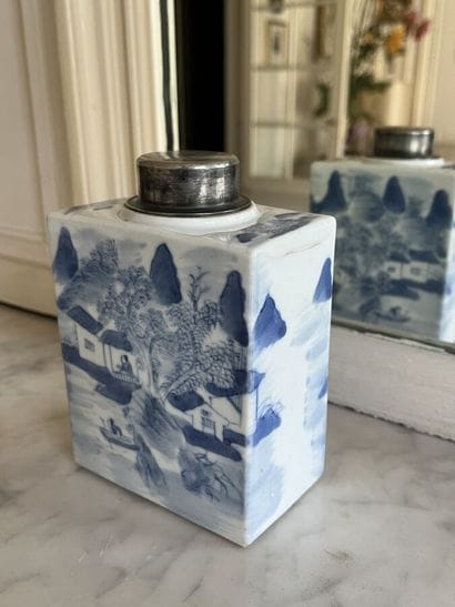 Boite à thé en porcelaine blanc et bleu.
Hauteur...