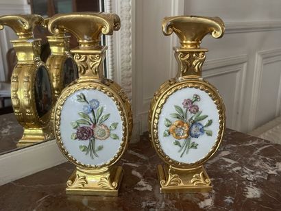 Paire de flacons en porcelaine de Paris,...