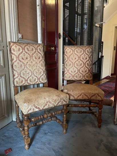 Deux chaises de style Louis XIII
108 x 45...