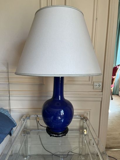 Paire de lampes en porcelaine bleue.
Hauteur...
