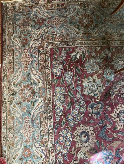 Grand tapis à fond rouge 
(usagé)
378 x 240...