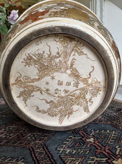 Grand pot en faïence du Japon à décor de...