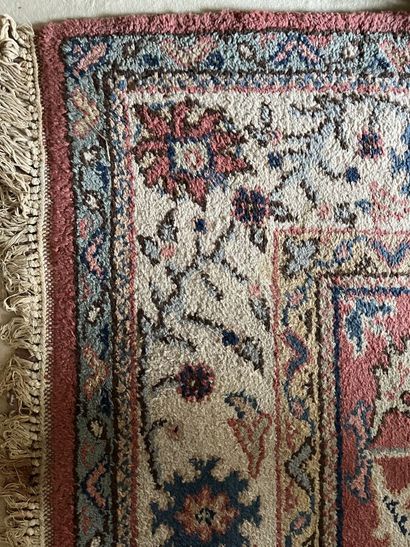 Deux tapis divers
Dimensions : 197 x 133...