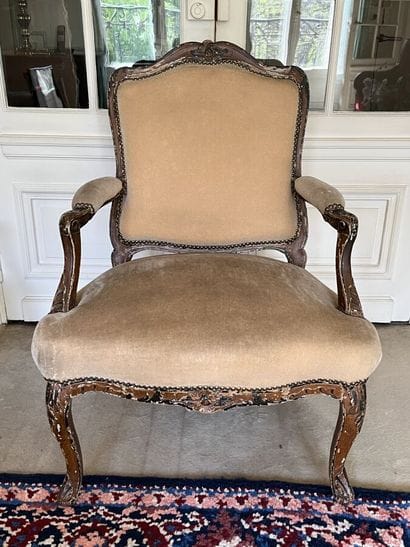 Fauteuil à dos plat d'époque Louis XV
Dimensions...