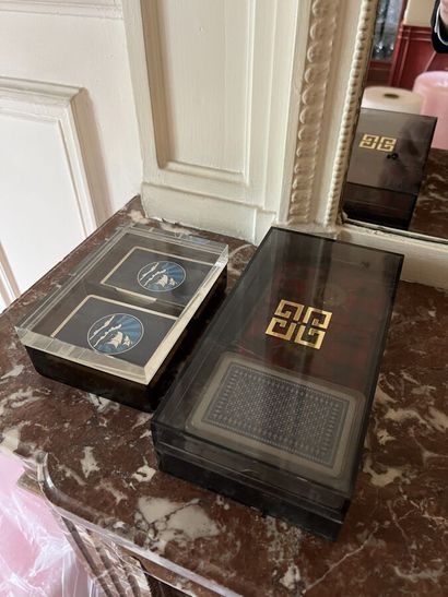 Deux boites de cartes à jouer dont une Givenchy.

Tous...