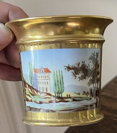 Tasse et sous tasse en porcelaine à décor...
