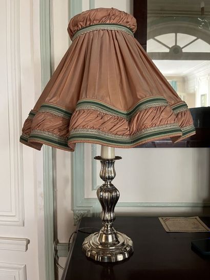Flambeau en métal argenté monté en lampe.
Hauteur...