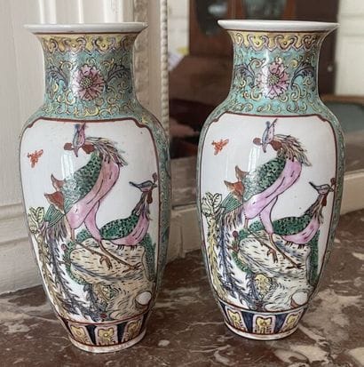 Deux vases balustres en porcelaine de Chine...