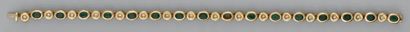 Bracelet souple en or jaune formé d'une ligne...