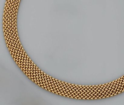 Collier souple en or jaune formé d'un ruban...