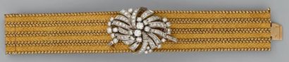 Bracelet en or jaune et or gris formé d'un...