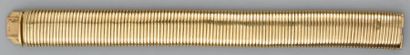 Collier souple en or jaune formé d'un demi-jonc...