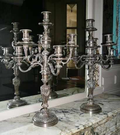 Une paire de chandeliers en bronze argenté...