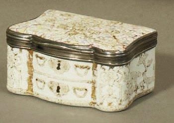Boîte en forme de commode en émail, la monture...