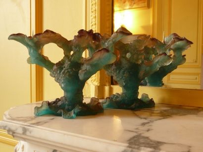 DAUM
Deux bougeoirs en pate de verre bleu/vert...