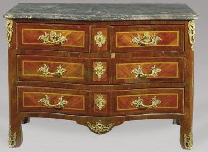 Commode à façade mouvementée en bois de placage...