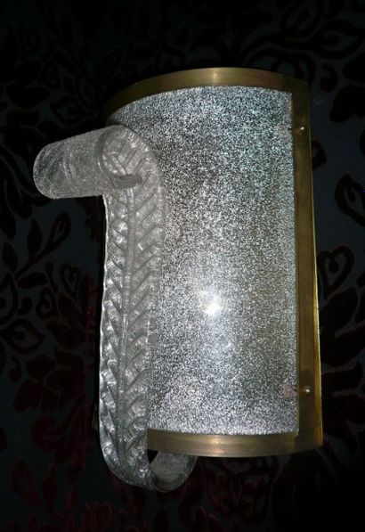 Une paire de lampes en appliques, en verre...
