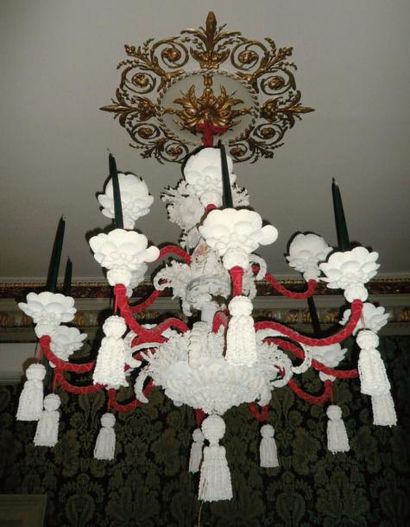 Grand lustre «baroque» à riche décor de corail...