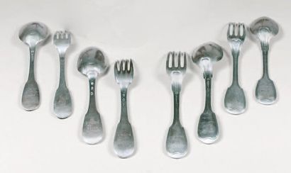 Douze couverts de table en argent. Modèle...