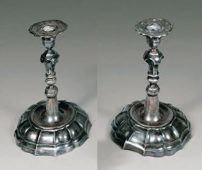 Deux flambeaux formant paire en argent, chacun...