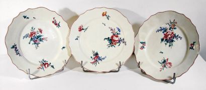 TOURNAI Suite de trois assiettes à bord contourné...