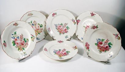 TOURNAI Suite de six assiettes à bord contourné...