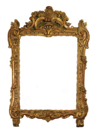 Miroir en bois doré et sculpté de volutes...