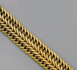 Bracelet souple en or jaune à décor pressé...