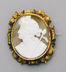Broche ovale en or jaune ornée d'un camée...