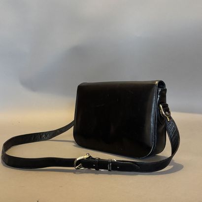 Sac à bandoulière réglable en cuir noir....