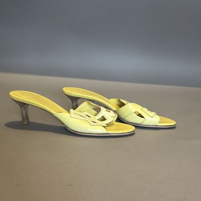 CELINE 
Paire de mule à talons jaune (usures)
Taille...