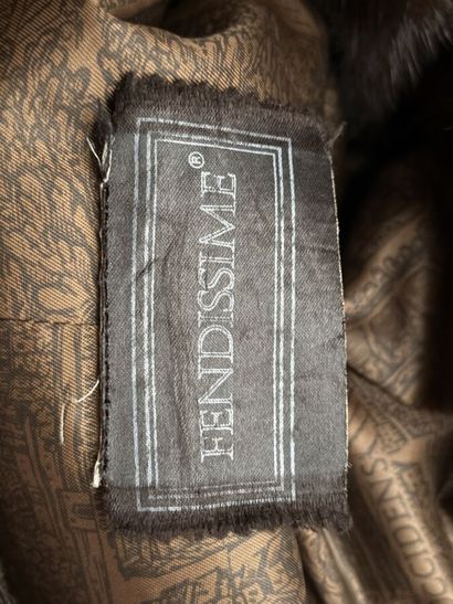 FENDISSIME - Manteau en fourrure marron.
Capuche...