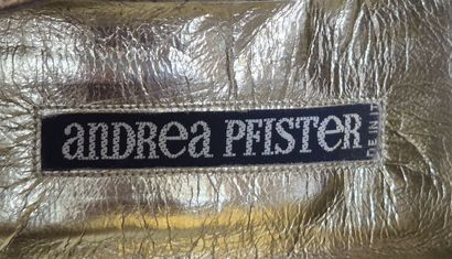 Andrea PFISTER
Paire d'escarpin doré à motif...