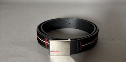 DIOR HOMME
Ceinture cuir noir, blanc et rouge....
